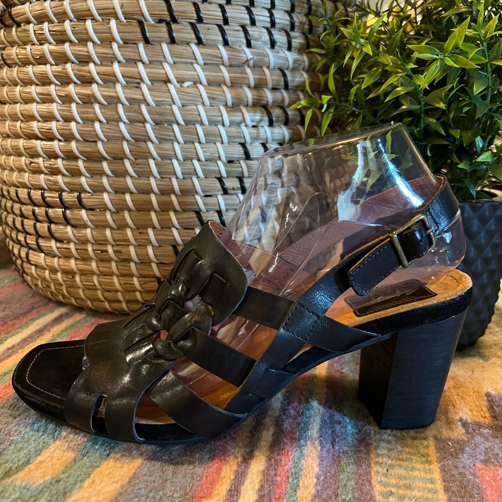 Clarks’s Artisan Block Heel Sandals Sz 8.5